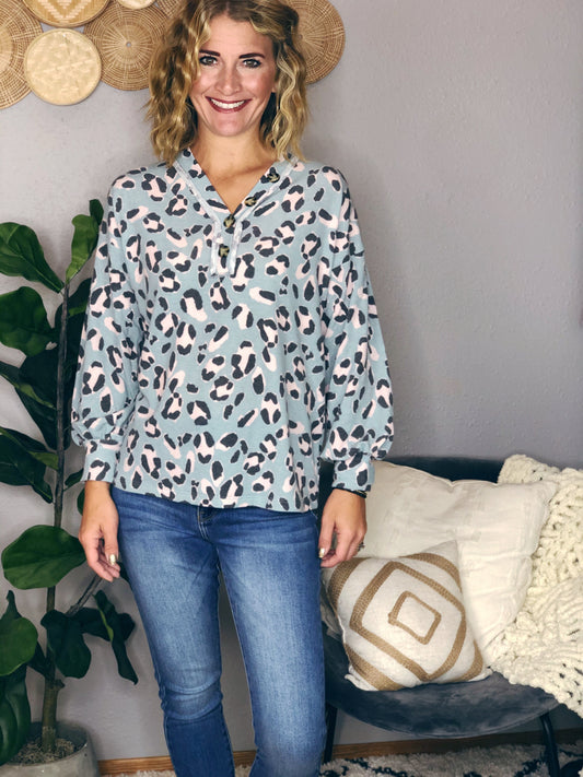 LEOPARD PRINT W/ BUTTON DETAIL TOP