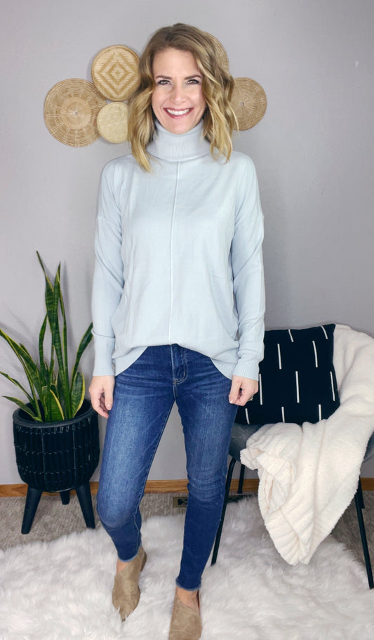 TURTLENECK FRONT SEAM SWEATER