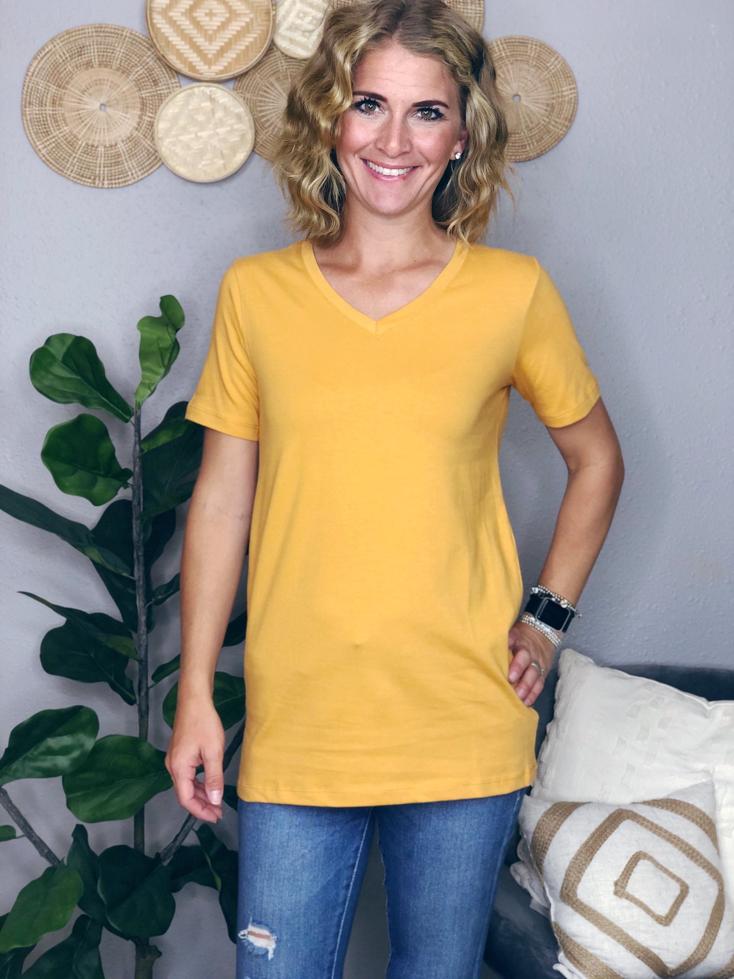 BASIC V-NECK TEE