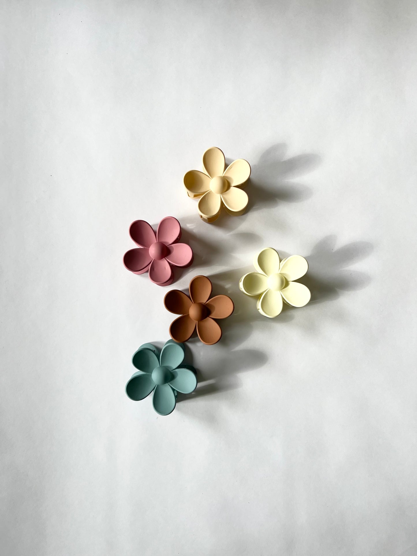 BF {22} MATTE FLOWER CLAW CLIP 3”X3”