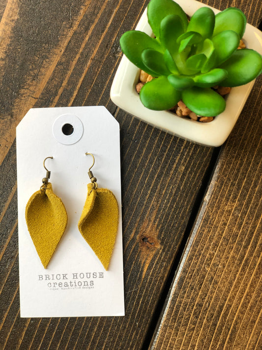SMALL MUSTARD LEATHER EARRING