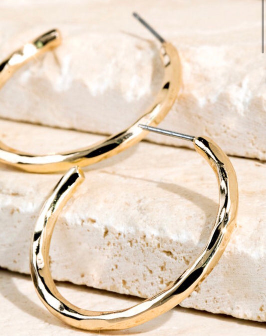HAMMERED METAL HOOP EARRING