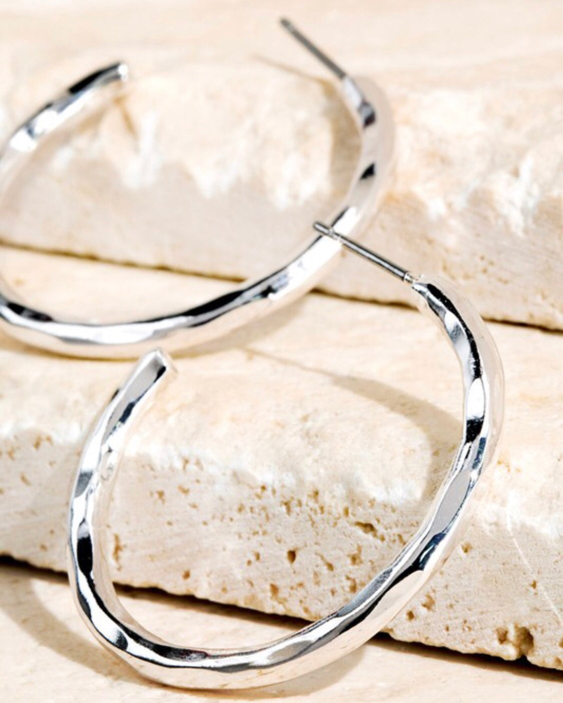 HAMMERED METAL HOOP EARRING