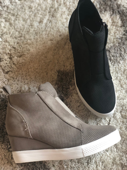 WEDGE SNEAKER