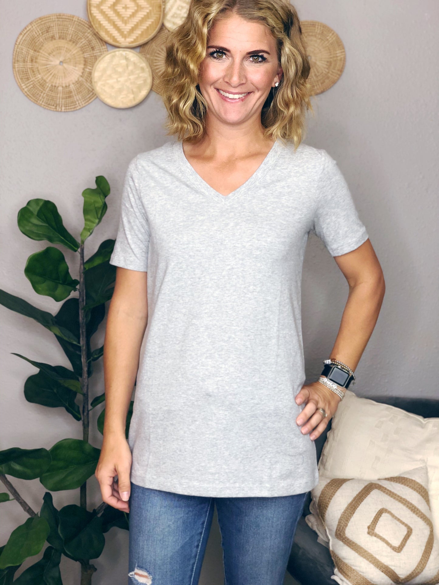 BASIC V-NECK TEE