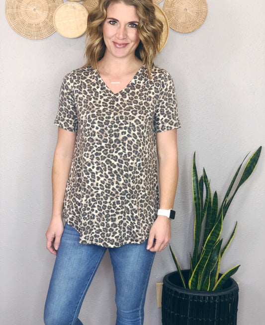 EVERYDAY ROUND HEM LEOPARD TEE