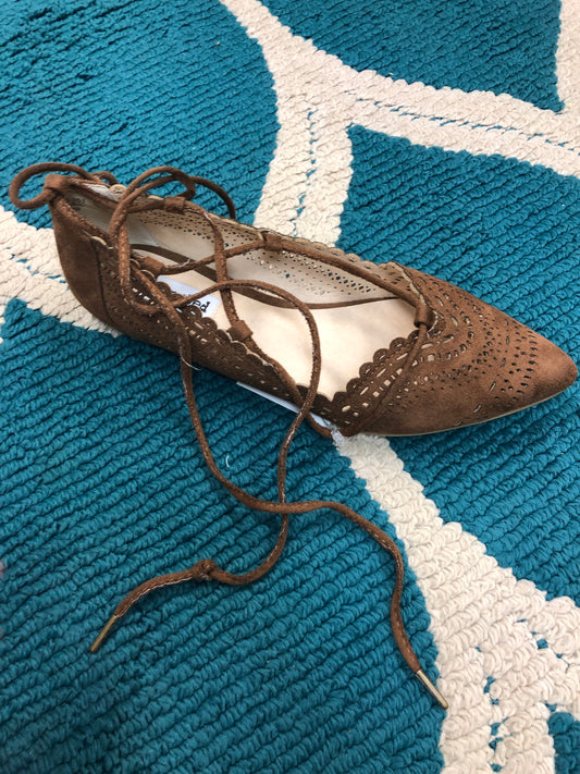 LACE UP shoe